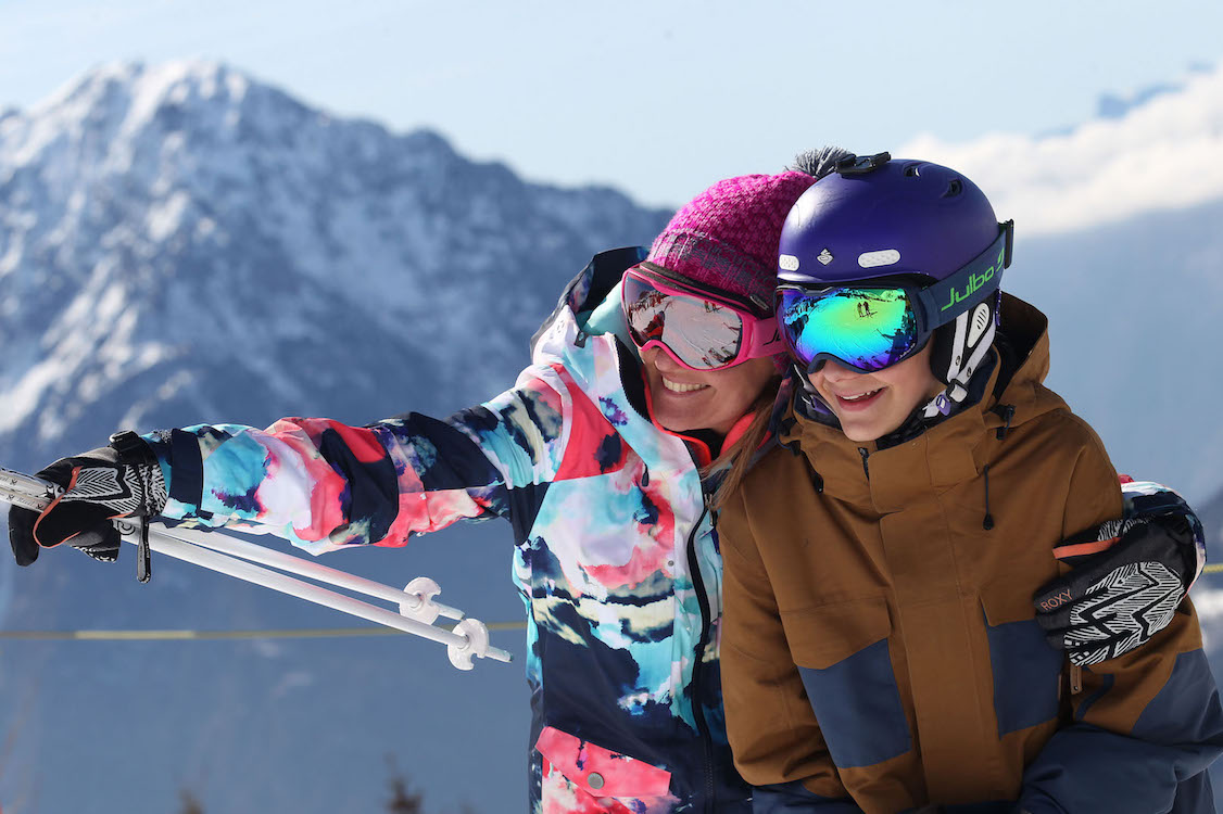 Family skiing together in Vaujany